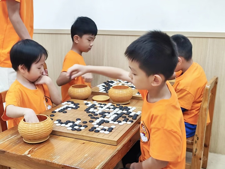 在棋盤上，執(zhí)掌風(fēng)云變化的小棋手_副本.jpg