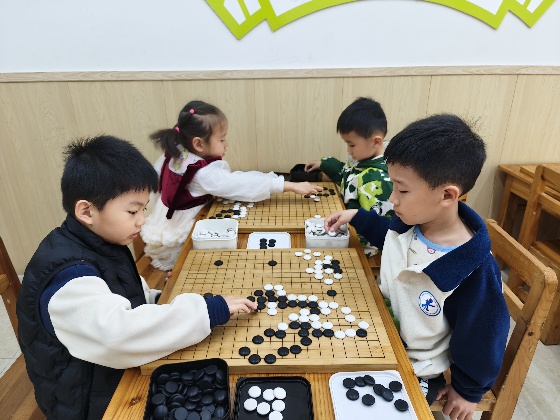 4、小棋手們兩兩對坐，眼神專注，正在認真的思考每一步落子呢_副本.jpg