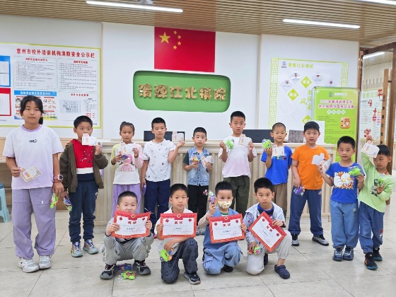 4、在本周，棋院給在上周獲得全勤的小棋手頒發(fā)了獎狀和小禮物_副本.jpg