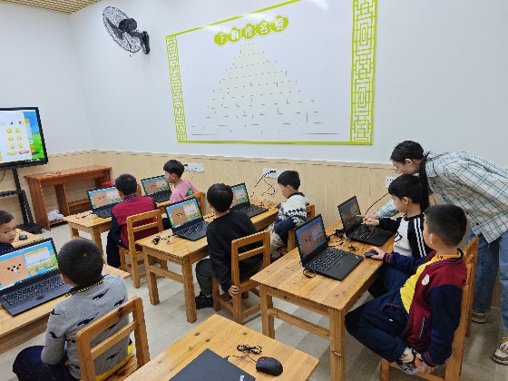 4、也就是從本周開始我們可以使用多媒體課室上課啦，所以我們本周的照片分享選擇的也是小棋手們使用多媒體課室上課的一些照片~_副本.jpg