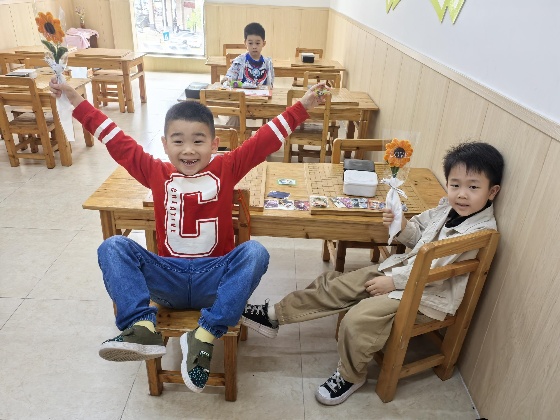 6、其中，棋院在發(fā)放小禮品時，給咱們小棋手們拍攝了一些照片，一起來看看吧~_副本.jpg